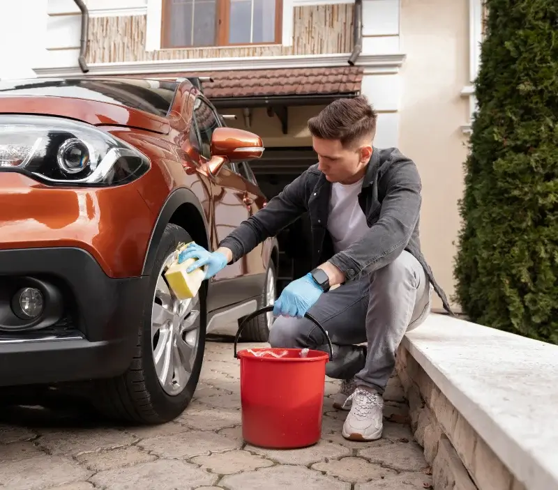 Lavage auto à domicile Aix-les-Bains : professionnel intervenant sur un véhicule